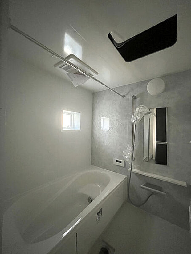 【浴室】■浴室(1号棟)■
明るい色でまとめた浴室は1坪タイプなので、お子様と一緒に入っても余裕があります♪