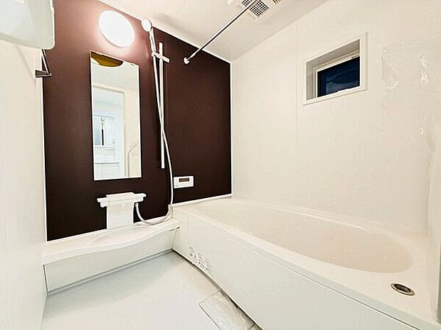 【浴室】■浴室(1号棟)■
シックなアクセントパネルが落ち着いたひとときを演出！換気乾燥暖房機付きで、雨の日のお洗濯もスマートに解決します☆小窓から注ぐ光を感じながら、一日の疲れを癒やす上質なバスタイムを♪