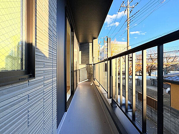 【その他内観】■バルコニー(1号棟)■
バルコニーは2階と3階にご用意しました♪南向きのため日当たりが良く、洗濯物がカラッと早く乾きます。