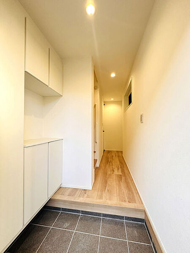 【玄関・エントランス】■玄関(1号棟)■
カウンターのある玄関収納は、気に入りの植物や置物を飾ったりすることができます♪