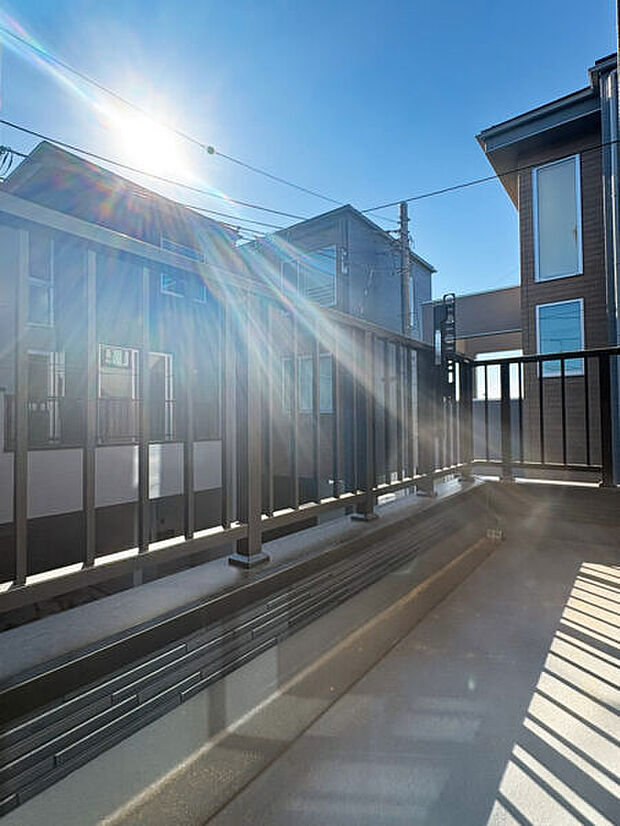 【その他内観】■バルコニー(6号棟)■
全棟南面バルコニーをご用意しました♪日当たりが良いので厚手の衣類やバスタオルなどもしっかり乾きます◎