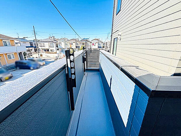 【その他内観】■バルコニー(4号棟)■
お洗濯物がカラッと気持ちよく乾く、日当たりの良い南側の開放的なバルコニー。早く乾くので、家事の時短にもなります◎幅が広めなので、シーツやお布団など大きなものも楽々干せます♪