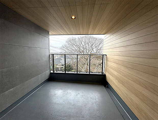 【その他内観】■バルコニー(2号棟)■
程よく囲われたバルコニーなら、日当たりの良さはそのままにプライバシーも確保しながら洗濯物を干すことができます。