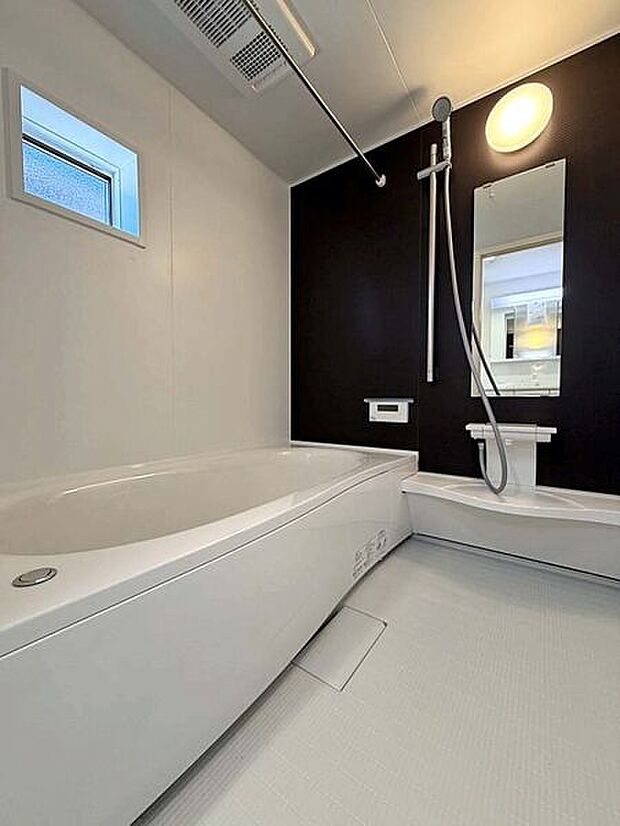 【浴室】■バスルーム(2号棟)■
1日の疲れを癒す広いバスルーム。足を伸ばしてゆっくり湯船につかることができます♪お子様と一緒に入っても、ゆとりがあるのがうれしいですね。