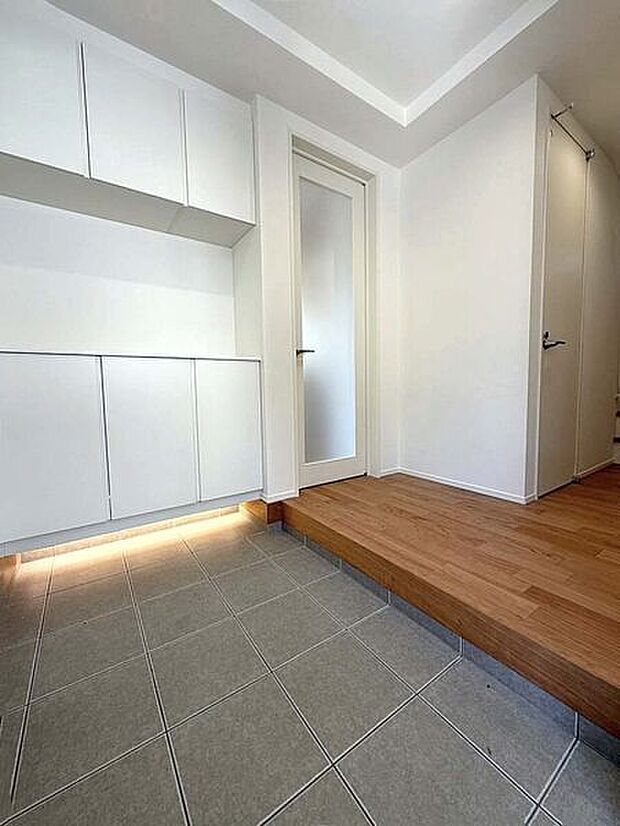 【玄関・エントランス】■玄関■
鍵を置いたり、お花や写真を飾ったり、棚の上を活用できるシューズボックス。玄関が華やかになり、来客時にも好印象です。間接照明もおしゃれな空間を演出してくれます♪