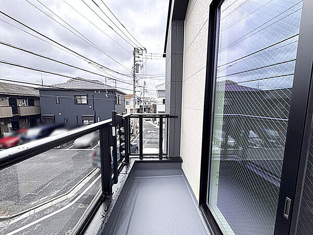 【その他内観】■バルコニー(4号棟)■
陽光溢れる南向きのバルコニーでお洗濯物がカラっと良く乾きます*。+