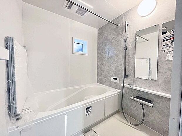 【浴室】■バスルーム■
1日の疲れを癒す広いバスタブ。足を伸ばしてゆっくり湯船につかることができます。お子様と一緒に入ってもゆとりがあるのがうれしいですね♪