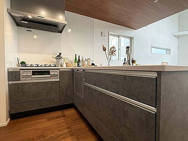 【キッチン】■キッチン(1号棟)■
使い勝手の良いL型キッチン。動線が短いため、お料理がはかどります♪食洗機付きで家事をサポート!