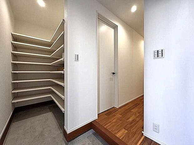 【玄関・エントランス】■SIC(1号棟)■
家族の靴やお出かけ用の小物、アウトドア用品などをたっぷり収納できるシューズインクローゼット完備!散らかりがちな玄関をきれいに保つことができて、来客時にも好印象です◎