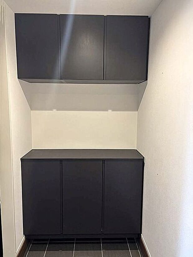 【玄関・エントランス】■玄関(1号棟)■
玄関にはカウンタータイプの収納を採用。季節の草花や小物を置くだけで、玄関をパッと華やかに彩ることができます。