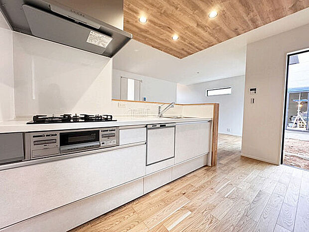 【キッチン】■キッチン(11号棟)■
折下げ天井とダウンライトがお洒落なカフェのようなキッチン。清潔感のある白のデザイン&食洗機完備で後片付けもスマートに!毎日キッチンに立つのが楽しみになる、こだわりの場所です。