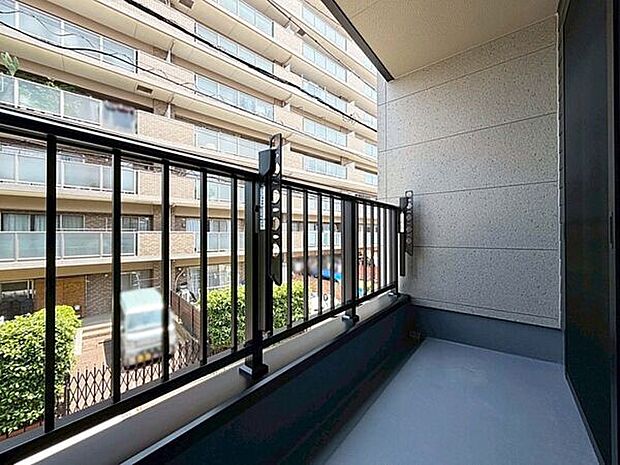 【その他内観】■バルコニー(2号棟)■
急な雨や梅雨の時期でも洗濯物が濡れにくい屋根付きバルコニー！東向きで、あたたかな朝日を室内に取り込みます♪