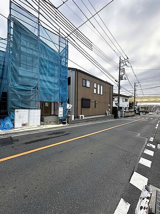 【前面道路】■現地・前面道路■
前面道路は7m超と広く、駐車もスムーズ!開放感と風通しも叶う心地よい住まいに♪