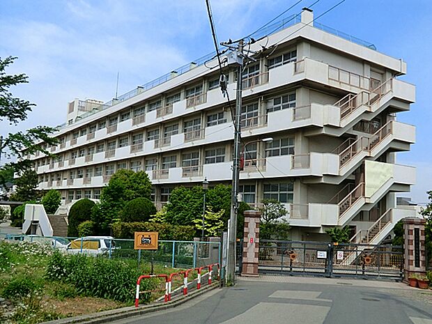 さいたま市立東浦和中学校(約1,572m)