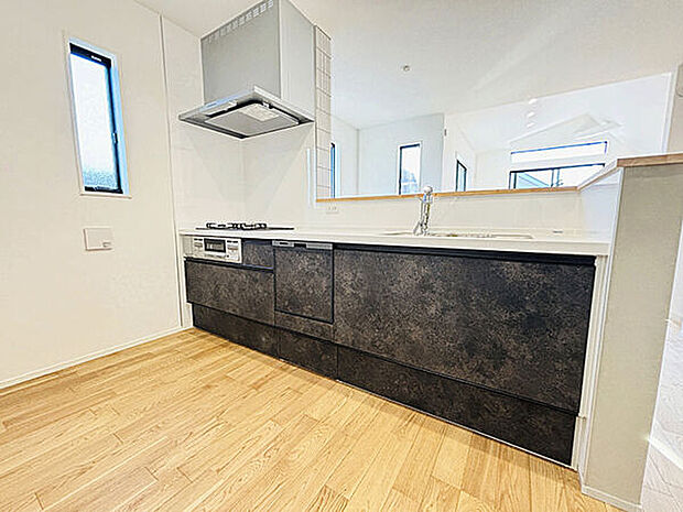 【キッチン】■キッチン(1号棟)■
リビングやダイニングを見渡せる開放感が魅力の対面キッチン。配膳や片付けがしやすく、子どもがお手伝いしやすい設計です♪