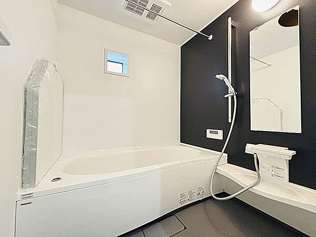 【浴室】■バスルーム(1号棟)■
親子で入ってもゆとりある広々1坪サイズのバスルーム。足を伸ばしてリラックスできるバスタブで、毎日のバスタイムがもっと楽しく、心地よいひとときに変わります♪