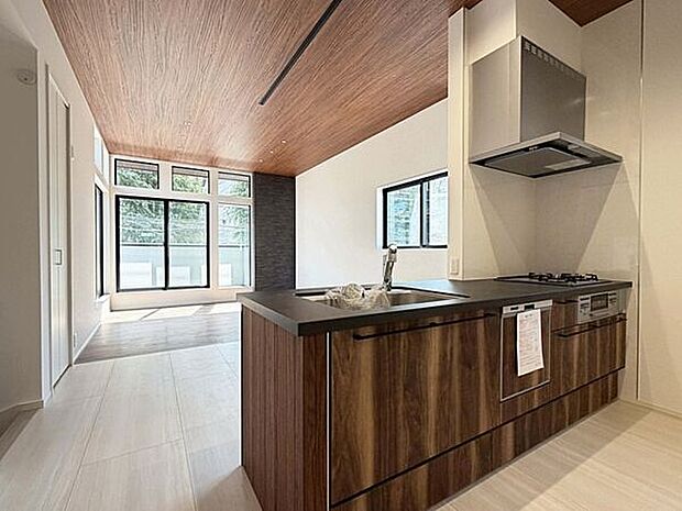 【キッチン】■キッチン(2号棟)■
3口コンロで複数調理もスムーズ！忙しい日も食洗機にお任せで、食後の時間をゆったり過ごせます。対面式なので、お料理中も家族との会話が弾みます♪