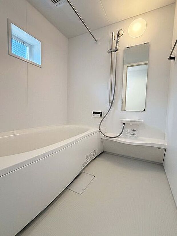 【浴室】■バスルーム(2号棟)■
1日の疲れを癒す広いバスタブ。足を伸ばしてゆっくり湯船につかることができます。お子様と一緒に入ってもゆとりがあるのがうれしいですね♪