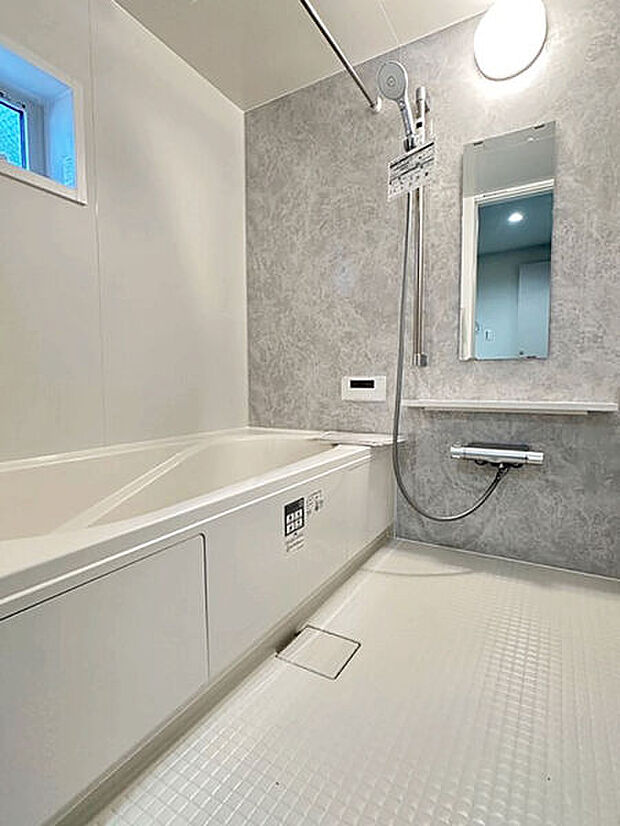 【浴室】■バスルーム(1号棟)■
浴室暖房乾燥機&保温浴槽。清潔感あふれるバスルームは一日の疲れを癒してくれます。