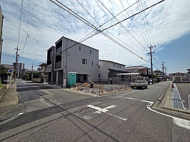 【前面道路】前面道路はきれいに整備されているので、お車や自転車の運転もしやすくなっております。