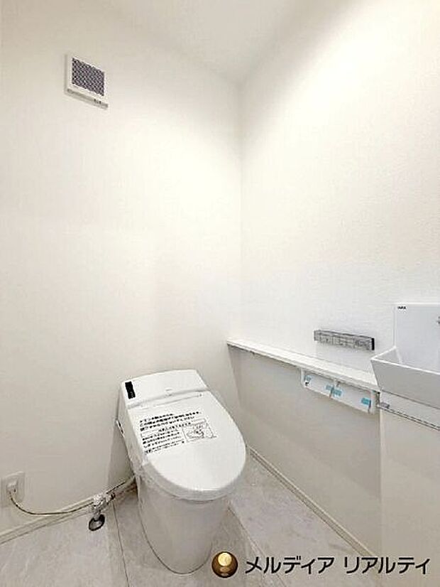 【内装】3号棟/トイレ内には便利な独立手洗いを設置。来客時もプライベートな洗面室を案内せずに済む、配慮の行き届いた設計♪
