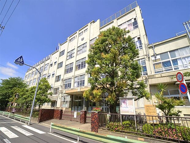 足立区立伊興中学校（約962m）