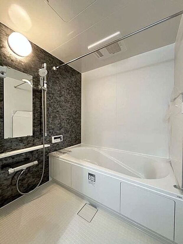 【浴室】■バスルーム■
1日の疲れを癒す広いバスタブ。足を伸ばしてゆっくり湯船につかることができます。お子様と一緒に入ってもゆとりがあるのがうれしいですね♪