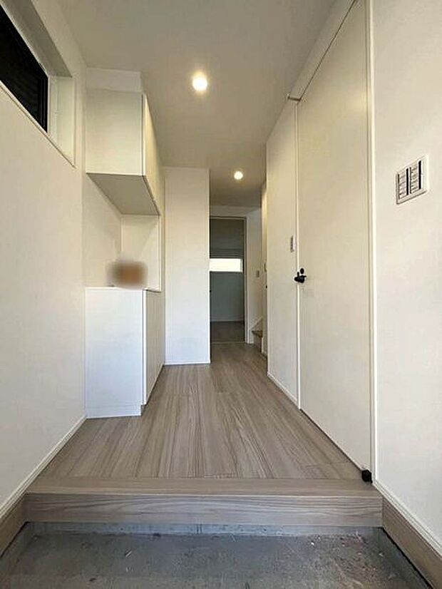 【玄関・エントランス】■玄関■
鍵を置いたり、お花や写真を飾ったり、棚の上を活用できるシューズボックス。玄関が華やかになり、来客時にも好印象を与えてくれます*。+