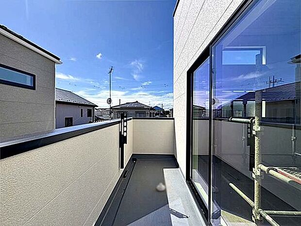 【その他内観】■バルコニー(1号棟)■
自然光がたっぷり差し込む、南向きのバルコニー付き!お洗濯物やお布団も気持ちよく乾きます。