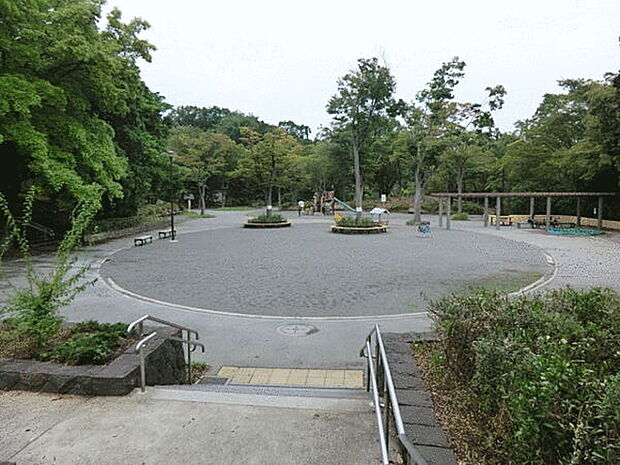 鴨志田公園(約399m)