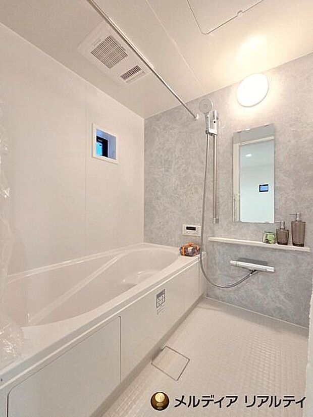 【浴室】2号棟/浴室に標準採用されている浴室暖房乾燥は洗濯物を乾かすだけでなく、浴室内の防カビ・結露防止にも◎