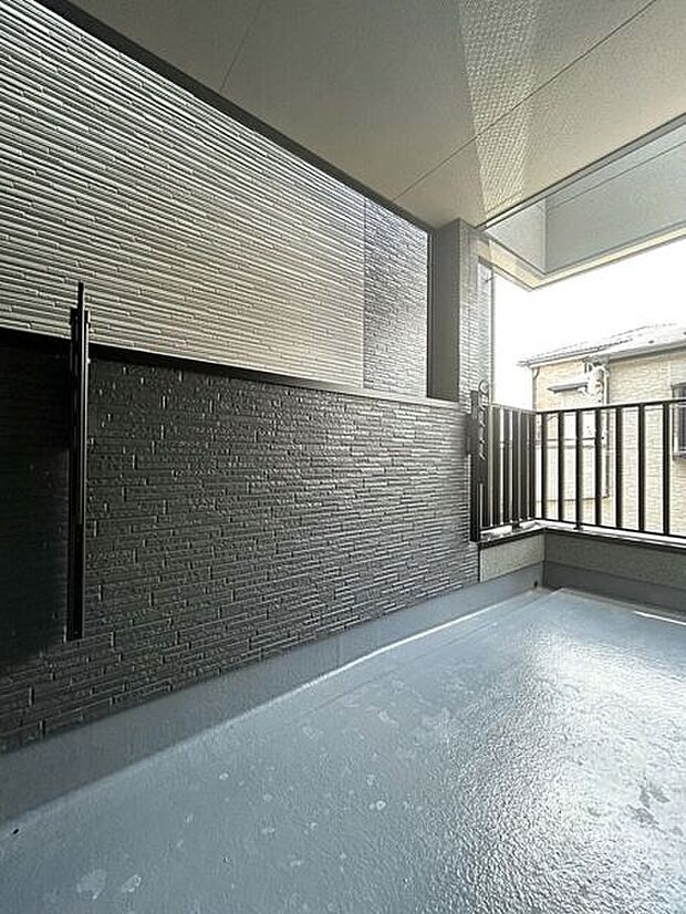 【その他内観】■バルコニー(2号棟)■
L字型バルコニーは沢山の洗濯物を一度に干せて家事の時短に!南側は屋根付きのため、急な雨天時も安心です◎