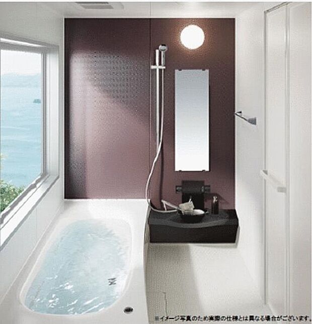 【ユニットバス標準仕様】浴槽は汚れのつきにくく、お手入れ楽々。保温浴槽となっている為、時間が経ってもお湯の温度が落ちにくく経済的。換気暖房乾燥機は、24時間換気・暖房・乾燥(衣類)・涼風が使え、とても便利です。