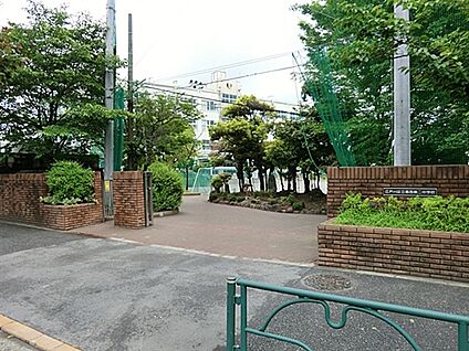 江戸川区立葛西第二中学校 558m