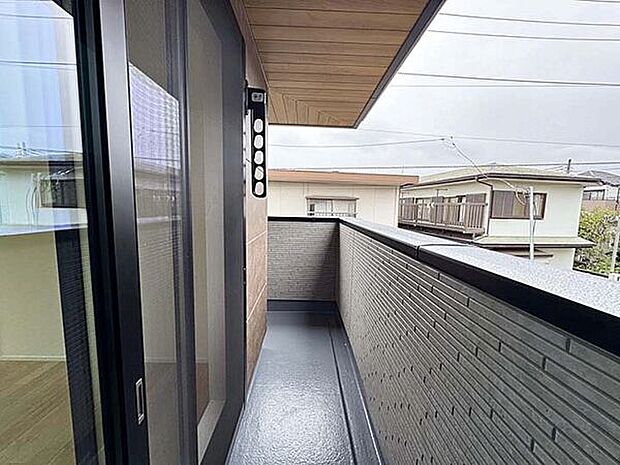 【その他内観】■バルコニー(1号棟)■
一度に沢山の洗濯物が干せて家事の時短に繋がる、風通しの良いL型バルコニー完備!