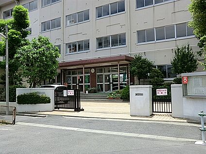 葛飾区立新宿中学校 423m