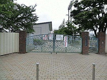 戸田市立新曽中学校 1674m