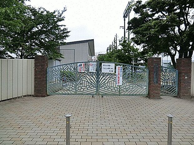 戸田市立新曽中学校（約1,674m）