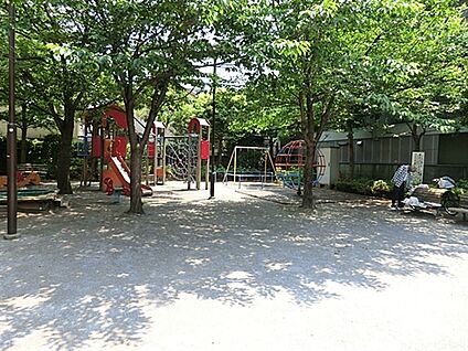 くじゃく児童遊園 673m