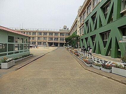 鎌ケ谷市立東部小学校 1327m