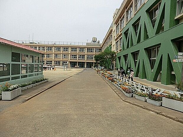 鎌ケ谷市立東部小学校(約1,327m)