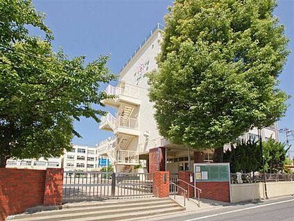 足立区立西新井中学校 1067m