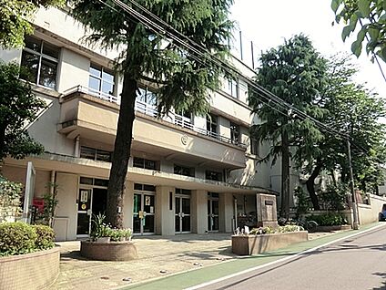 文京区立明化小学校 263m