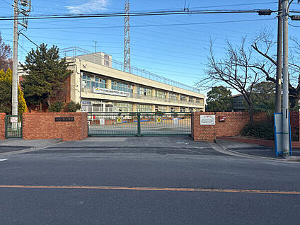 川口市立里小学校 824m