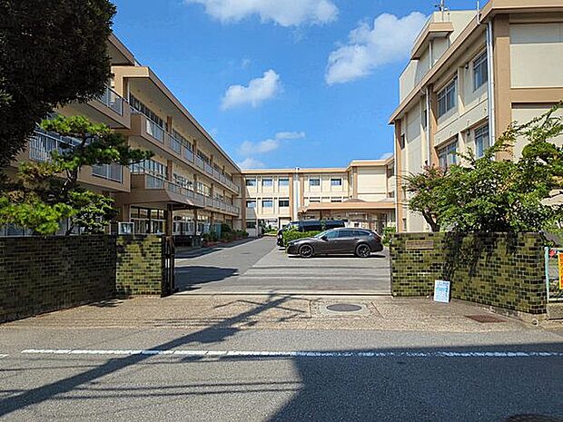 千葉市立作新小学校(約771m)