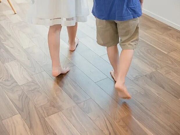 【ガス温水式床暖房(TES)で足元からぽかぽか(2・3号棟)】足元からじんわりと、でもしっかりとお部屋全体をムラなく均一に暖めます。床暖房はお部屋に風を起こさないので、暖房による乾燥もほとんどなく、ホコリの舞わないクリーンな空気で快適にお過ごしいただけます。
