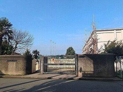 松戸市立栗ケ沢中学校 573m