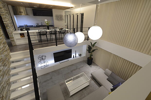 【1階と2階の空間を繋げる吹き抜け】当社施工事例:お客様の自由に設計することが出来ます。