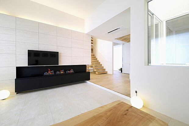 【シンプルな空間に【木】と【火】がもたらすナチュラルな風合いに】当社施工事例:お客様の自由に設計することが出来ます。