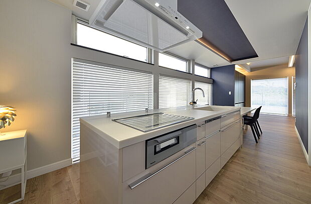 【開放的なアイランドキッチン】当社施工事例:お客様の自由に設計することが出来ます。